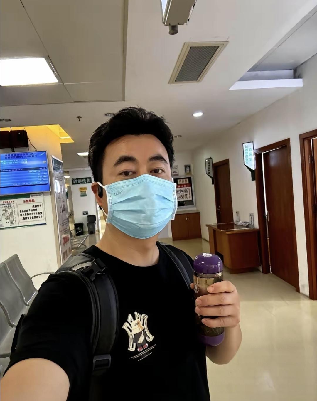 那天他从外地回来，就觉得身上不对劲，老是痒，特别是晚上睡觉的时候。以为是酒店的床