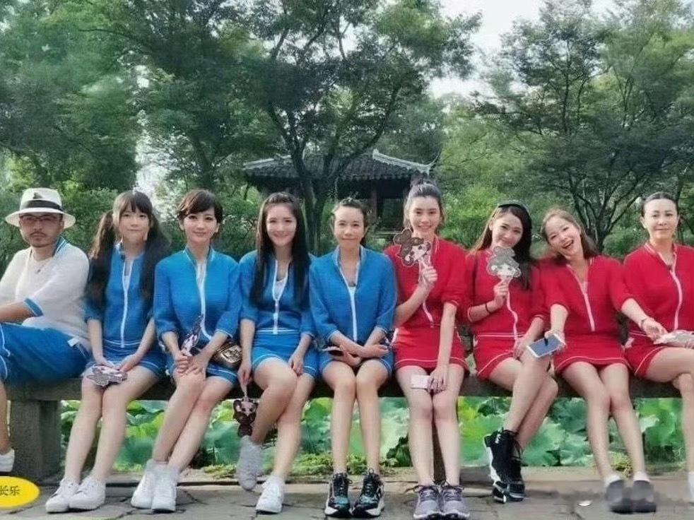 莫文蔚的腿不是开玩笑的，连超模奚梦瑶坐在她旁边腿都被比下去了