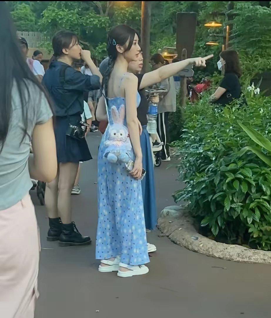 天呐，毛晓彤线下好小巧啊