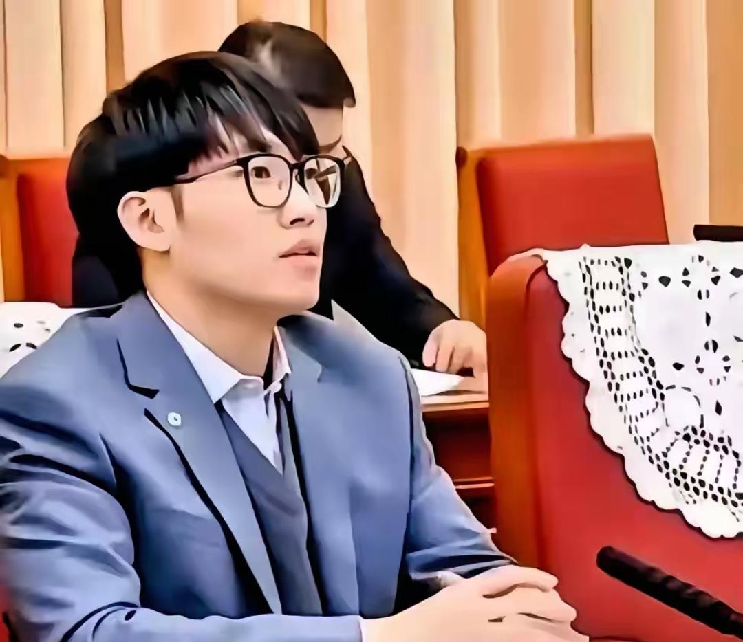 满屏都在喊“抓住梁文锋，还我血汗钱！”这话听着太扎心了。最近这阵子，普通人在股市