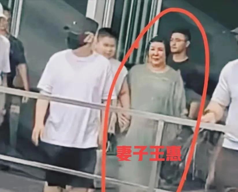 我的天呀！郭德纲一家三口罕见露面。妻子王惠和小儿子郭汾阳又胖出了新高度！王慧，