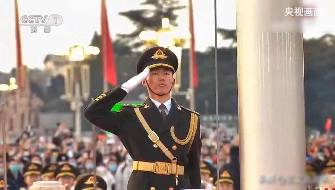 退伍兵办婚礼，军装惹争议，网友吵翻天张自轩是河北农村人，今年32岁，他在国旗