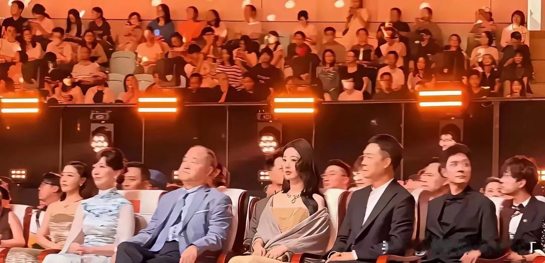 估计以后的电影奖都不会请莫言了莫言在百花奖现场坐了112分钟，翘着二郎腿。其中