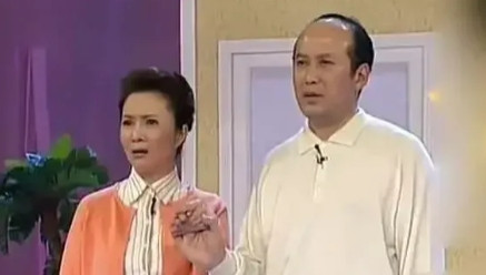 2010年，郭达送蔡明回家，两人一路有说有笑，蔡明进门后，丈夫丁秋星icon狠狠