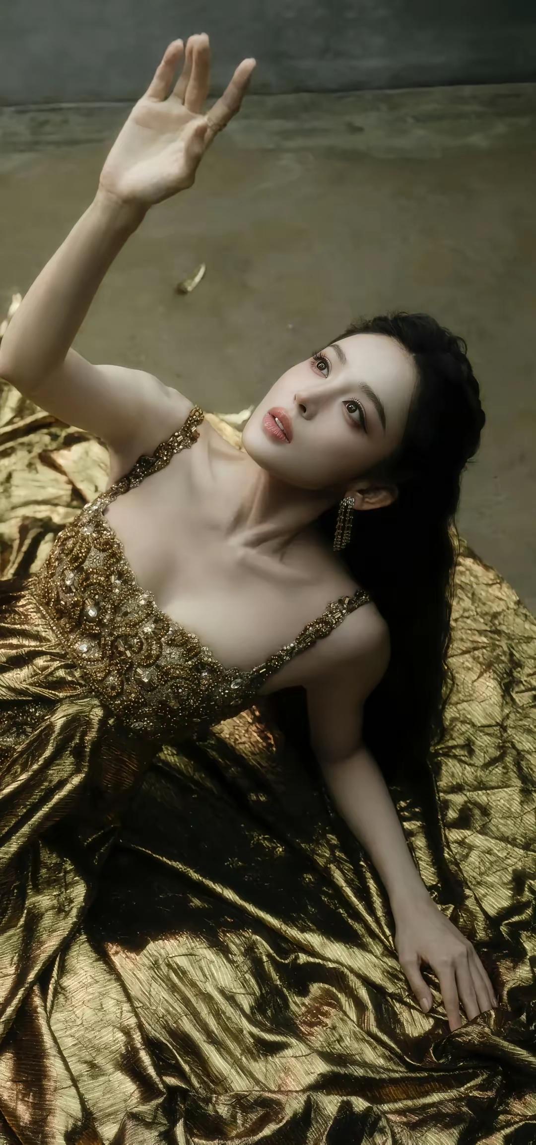 美女壁纸～古力娜扎，鎏金织梦，璀璨加冕。一袭亮片吊带裙勾勒出曼妙身姿，金属光泽与