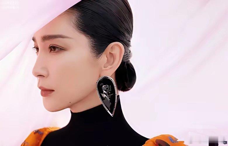 李冰冰就是艺人转资本，最成功的案例。近几年，似乎很少见到李冰冰演戏了。你以为她“