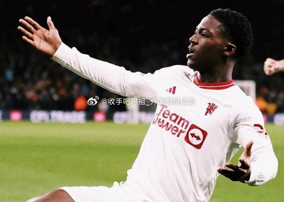 据<>报道，科比.梅努回心转意留在曼联，与卡里克对他的鼓舞密不可分。