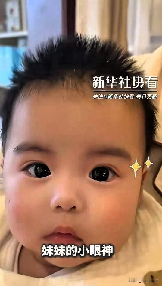 科学也没法解释了，这对双胞胎因为眼睛而火上人民日报了。视频里哥哥的眼睛像颗葡