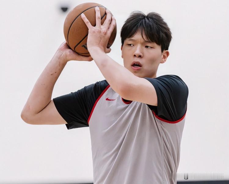 杨瀚森能在NBA立足吗？有哪些NBA球星看好？1、利拉德：我觉得他真的很会打