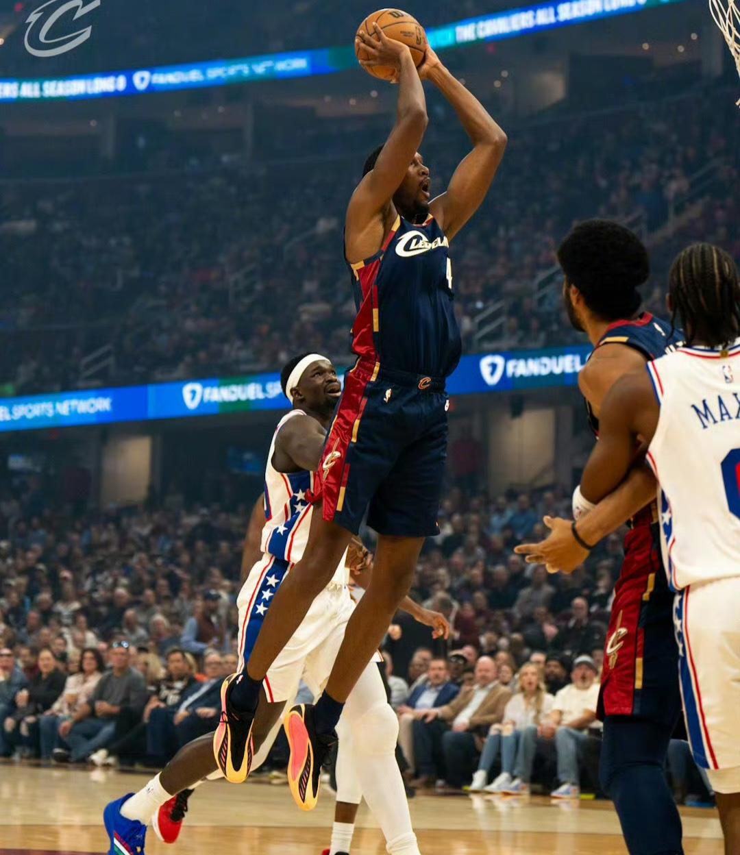 探花“撞墙”，米切尔爆发，“骑三疯”击退76人。76人骑士，恩比德高挂免战牌，