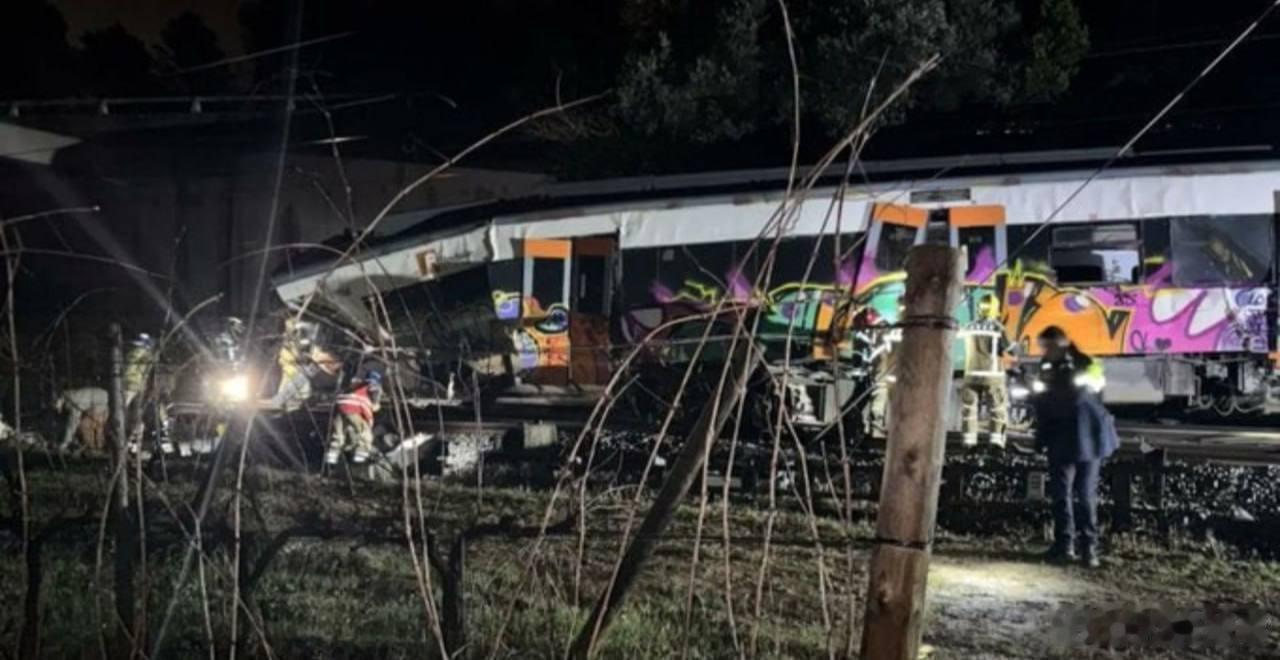 西班牙又发两起列车脱轨事故周二晚间，一列通勤列车在巴塞罗那附近出轨，撞上了一堵倒