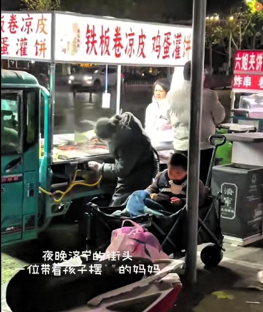 深夜摆摊还遇上陌生人要免费凉皮，换谁心里都会咯噔一下，可这位山东妈妈的做法，直接