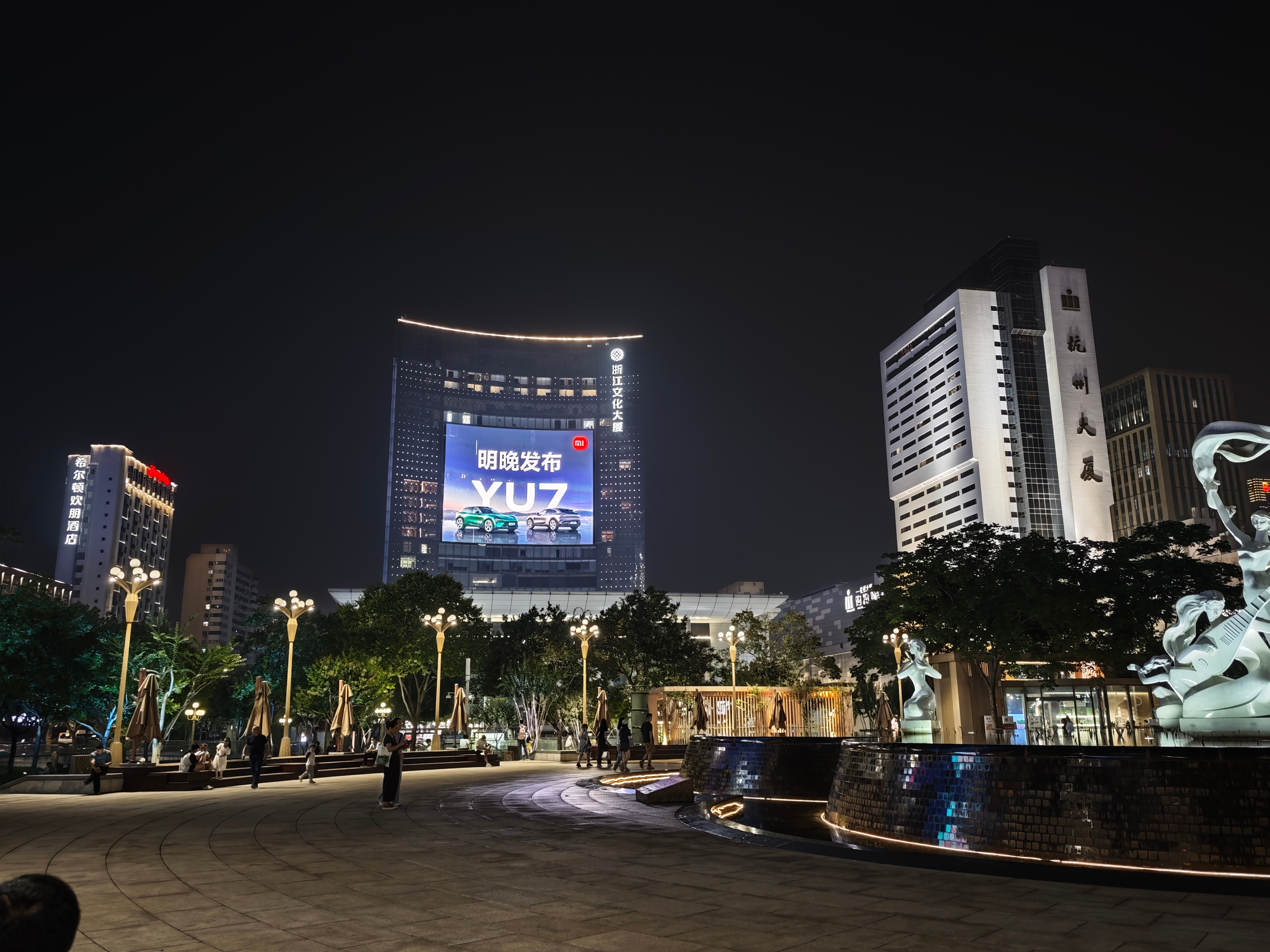 小米对YU7的信心非常足，各大城市的黄金路段都上了巨幕广告，太有排面了。大家要不