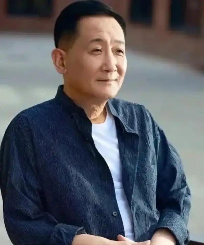 66岁梁天独居：为哥还400万债，藏着成年人最沉的兜底66岁梁天现在一个人守着