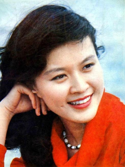 1994年方舒遭遇惨烈车祸断了七根肋骨。比她小十岁的屠洪刚砸锅卖铁借钱买下夏利车
