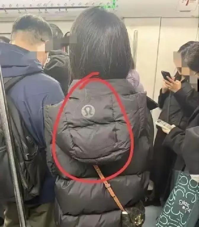最近坐公交，有个发现挺有意思。车上好些人都穿着同一个牌子的羽绒服。我瞅了一眼，这