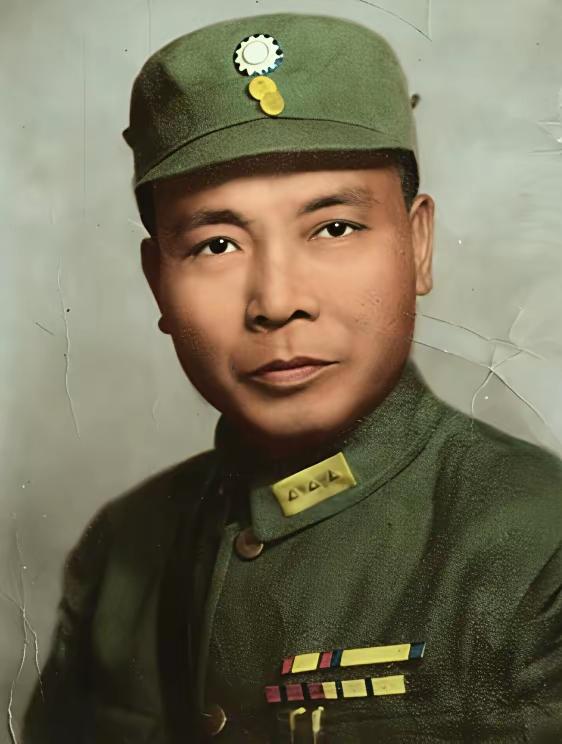 1949年，汤恩伯脚底抹油溜去台湾。船上挤满了老婆孩子，热闹得很。可跟了他二