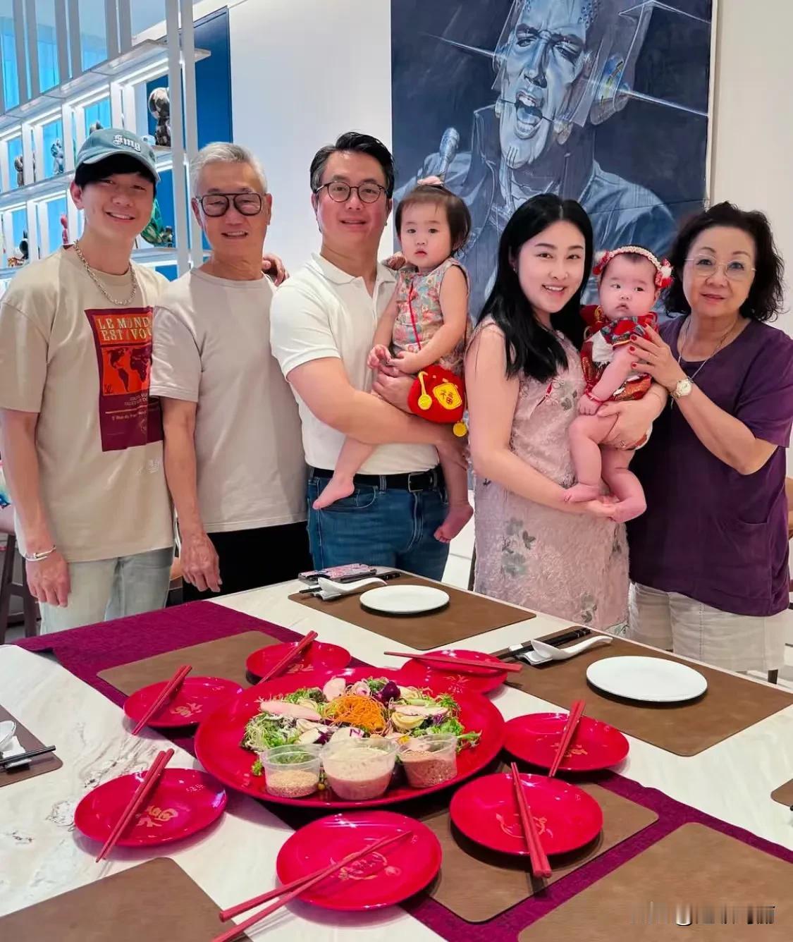 林俊杰晒年夜饭，汤看起来很补的样子年夜饭全家福