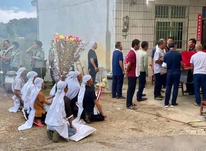 贺海清：我是农村考入大学的女娃，毕业后留在长沙成了公务员。老公是长沙人，家庭比较