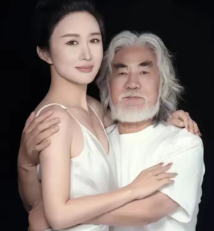 张纪中说家有一百亿，网友笑了。他连夜道歉，关直播，捐一百万。可评论区还挂着那