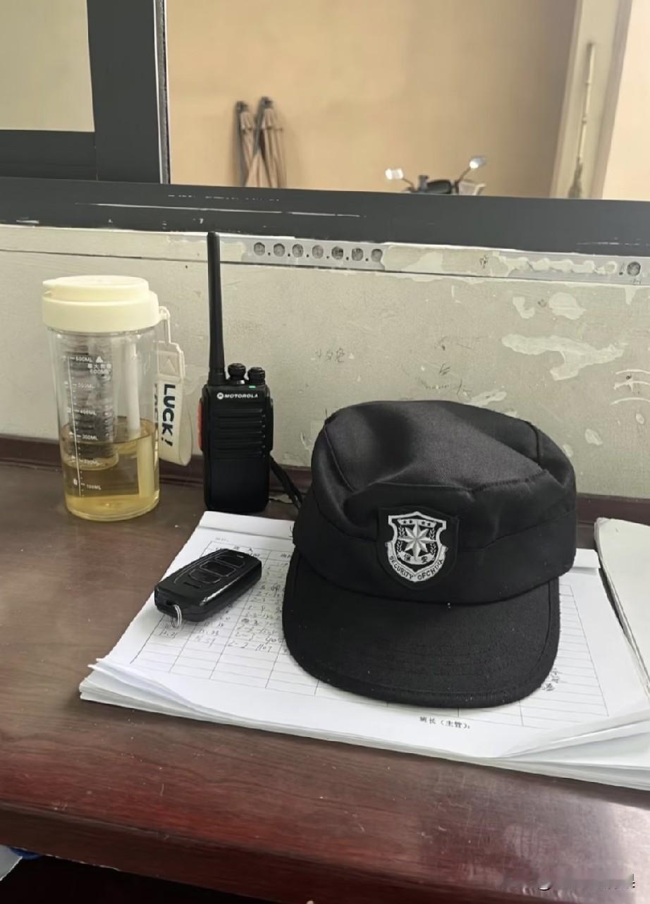做保安对比做普工有哪些优势。1.做保安上班轻松还可以拿手机看电视玩游戏。2.