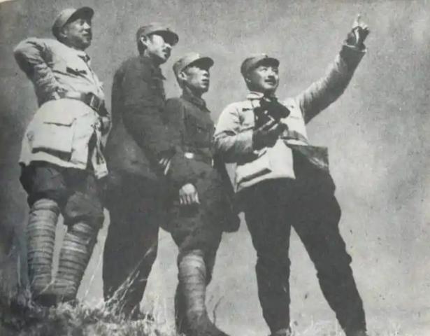 1934年，贺龙和任弼时在贵州碰头会师，中央只讲了一句，两军团一起行动的时候，由
