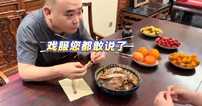 郭德纲特别大度。今天又大度了一回，他对侯震说，快点吃，吃完收拾戏服。侯震很震惊，