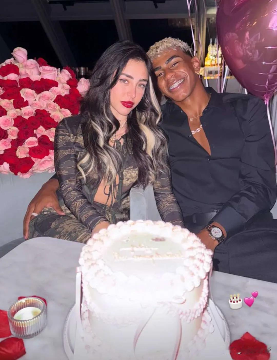 刚买了新房就换了女主人，媒体爆料亚马尔已经和女友分手了!据西班牙媒体报道，亚