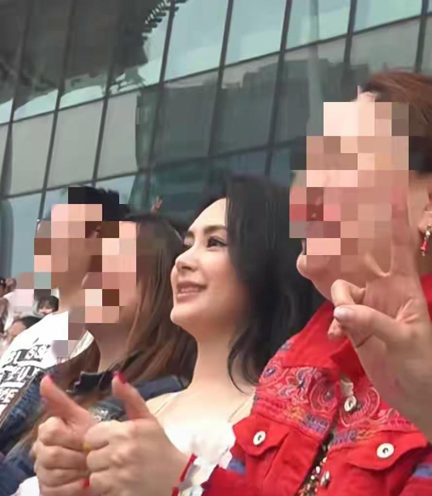 44岁阿娇回母校参加运动会吊带裙配皮靴又仙又性感瘦了后状态好美！！！​​
