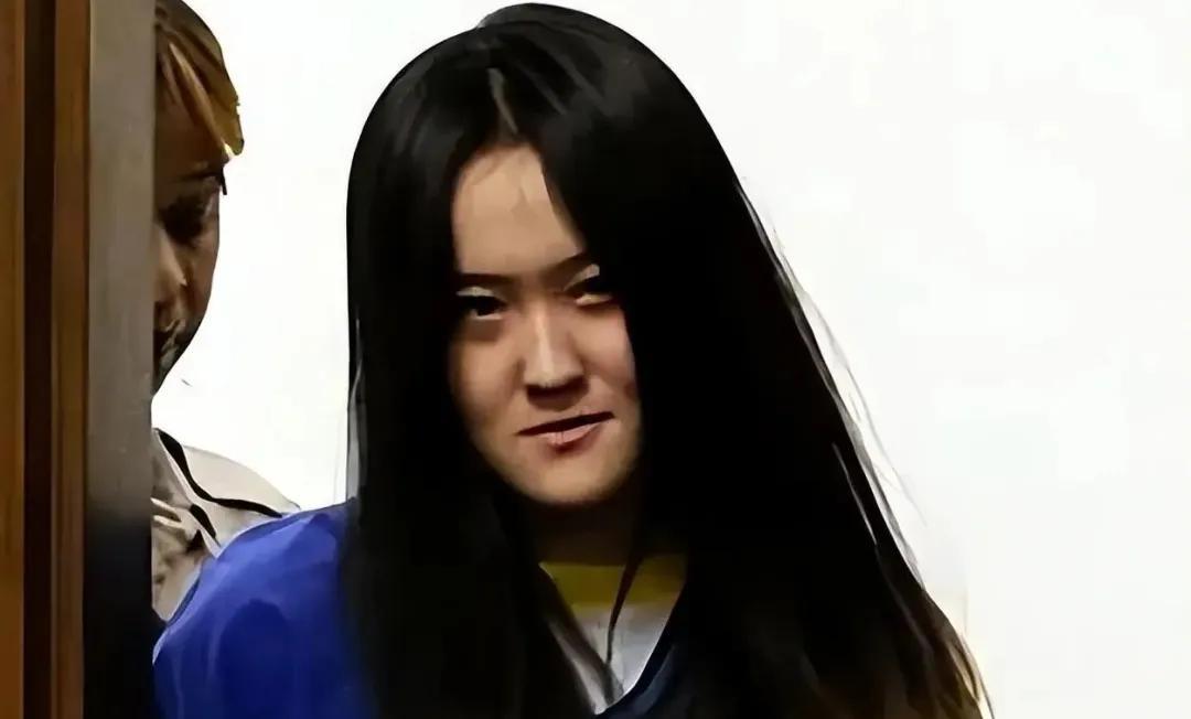 大快人心！2015年，曾拿烟头烫同学、扇耳光，美女留学生翟云瑶法庭上咆哮，无视法