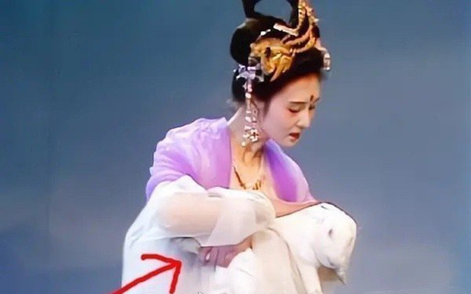 《西游记》中，嫦娥抱玉兔原来是这样抱的，我承认当年我只顾看嫦娥了
