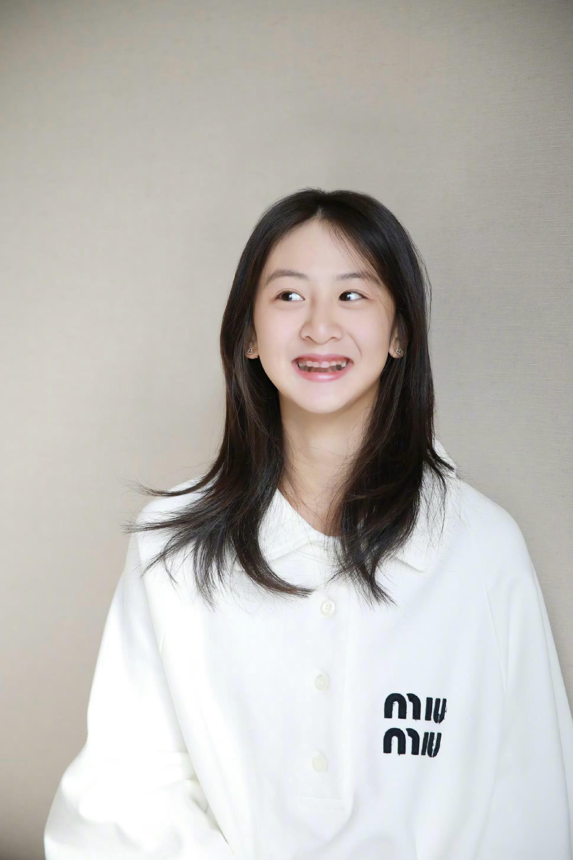 森碟是属于那种笑起来甜甜的类型，女大十八变十七岁的森碟已经很好看了，妹妹变得越来