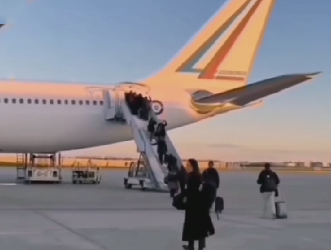 马克龙太会运筹帷幄了，访华前见泽连斯基，还安排访华先遣人员出发成都！12月1日法