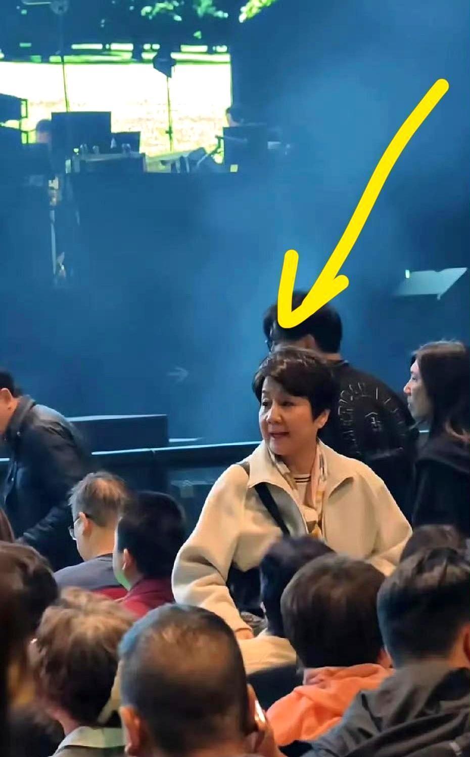 0.3秒！港姐朱玲玲险摔倒，霍家公子全傻眼，只有他，手比脑子快——一瞬间，那不