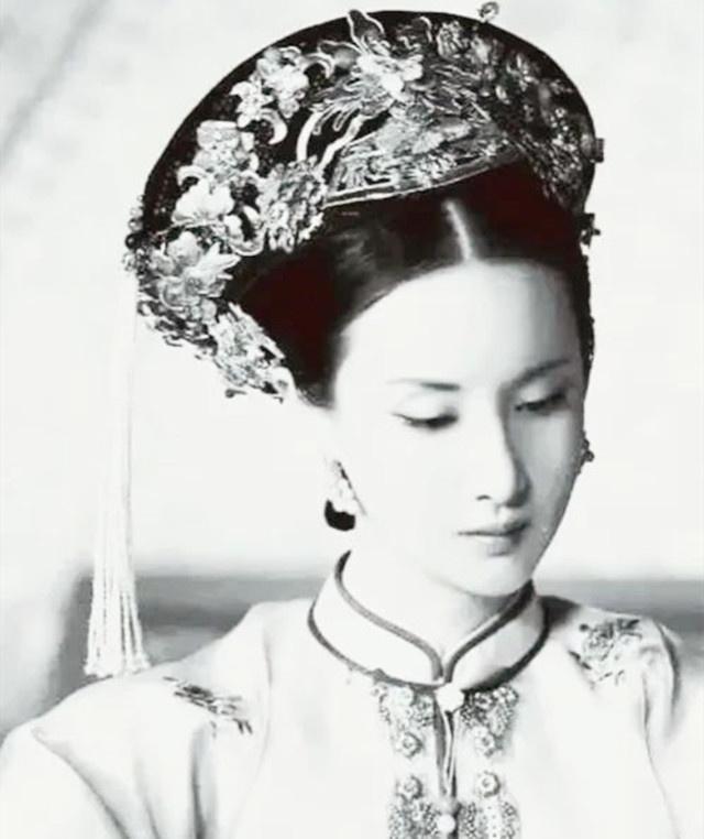 1685年，康熙酒醉后误入辛者库，这时一个倾国倾城的小宫女从他身边经过，康熙看了