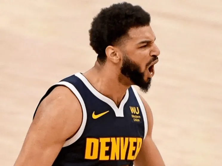 明日，掘金对阵湖人的比赛即将开始。赛前，掘金官方发布本场比赛的伤情报告：“可