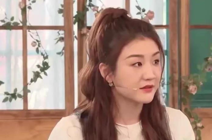 主持人问陈梦:“你有没有想过要进娱乐圈拍戏？”陈梦不假思索就说:“没有想法。”