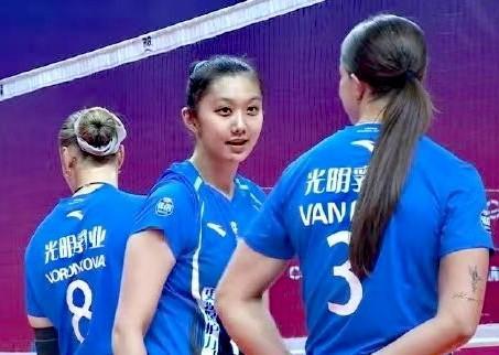 防守惊艳！陈厚羽值得一个中国女排副攻位置，沪苏女排这场焦点战打得真是让人挪不开眼