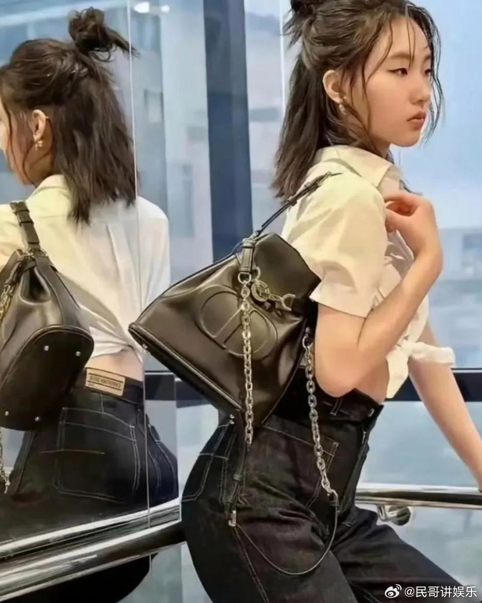 小S女儿17岁居然拿下了奢侈品代言！小S应该笑哭了吧！自己好像都没有代言过​​