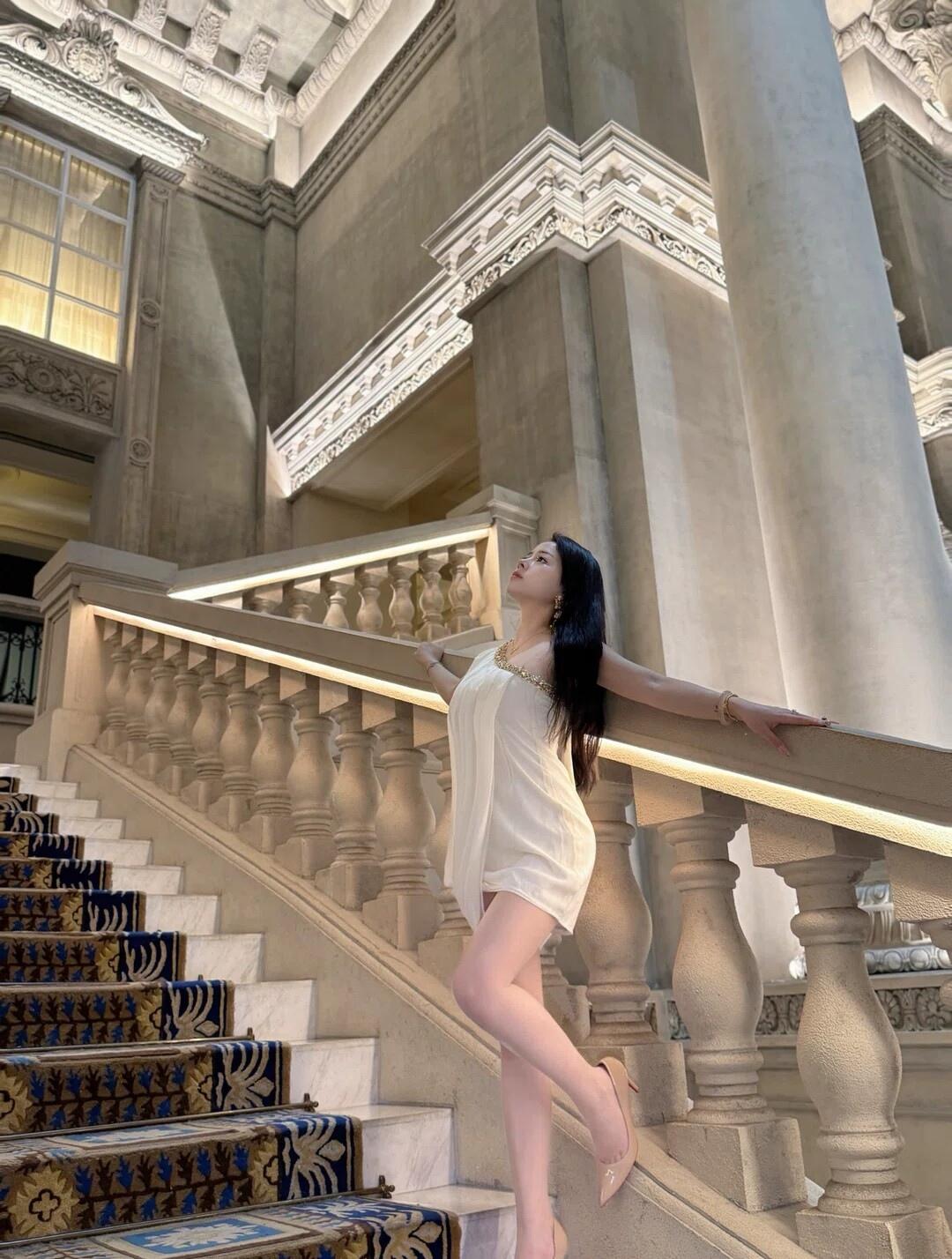 优雅漫步在古典楼梯间,感受时光的静谧与美好。