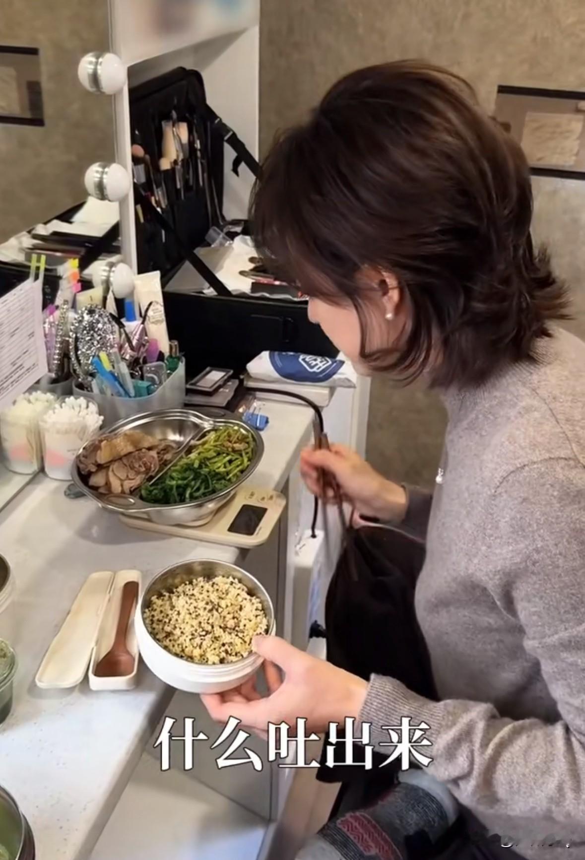 我天真的以为孙俪已经放开肚子吃这些“干净饭”了，没想到她的顿顿饭菜都要上称，每顿