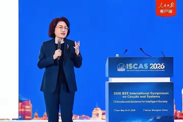 当全世界还在为2纳米光刻机的天价门票抢破头时，华为悄悄换了个赛道——既然晶体管刻