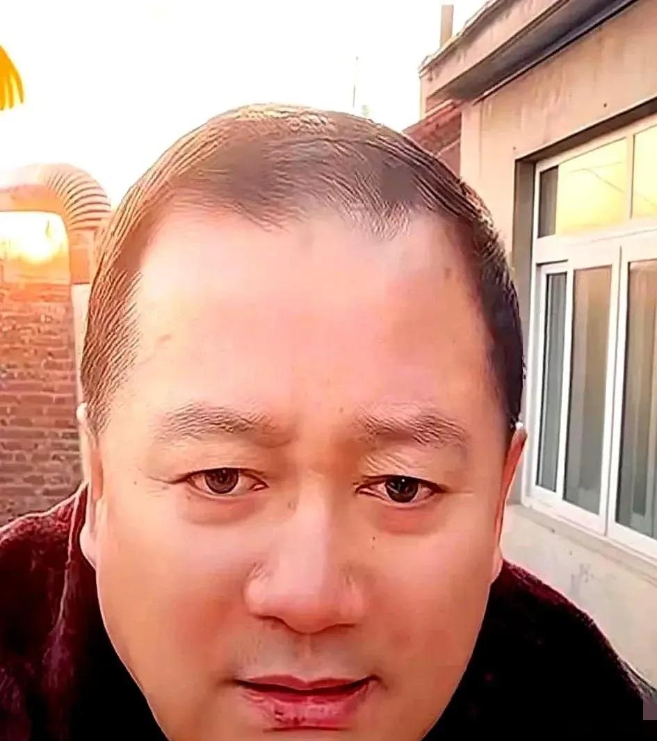 唐鉴军直播说漏嘴：闫学晶在东北圈里稳坐头把交椅，根本不是因为她演了多少戏，而是她