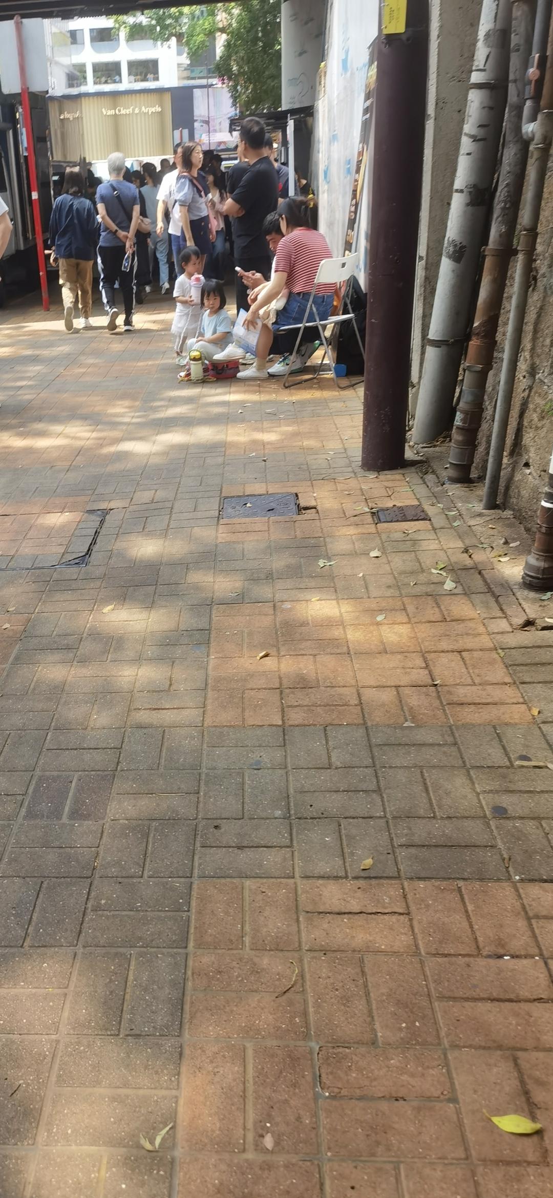 香港真的是有些破烂了。最近去香港比较勤。步行时候也比较多。香港的普通小巷