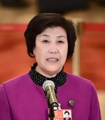1980年，33岁的郭凤莲被叫到大寨党支部办公室：来人念了一份调令：免去大寨大队