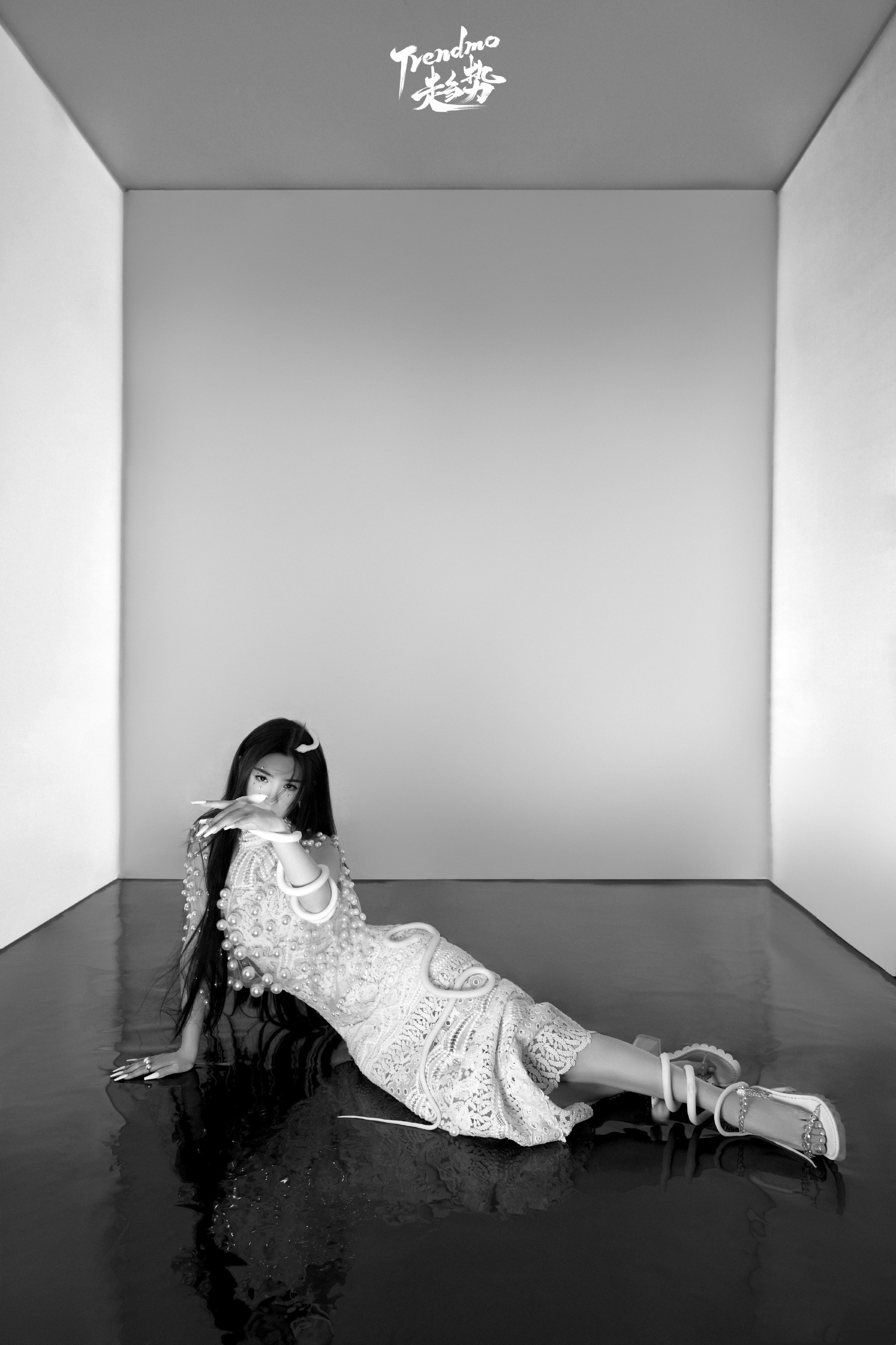 哈妮克孜写真精选：柔美白裙，精致甜美。哈妮克孜