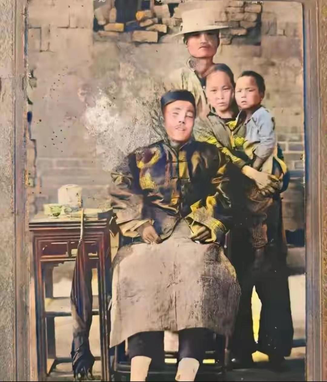 催人泪下，革命烈士温济厚牺牲后，妻子支撑遗体，怀里抱着年仅6岁的儿子，请来摄影师