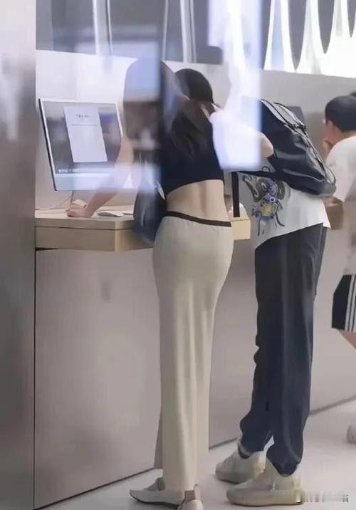 在银行等办业务的时候，看到这一幕，说实话我是真的酸了，羡慕她老公啊！[捂脸哭][捂