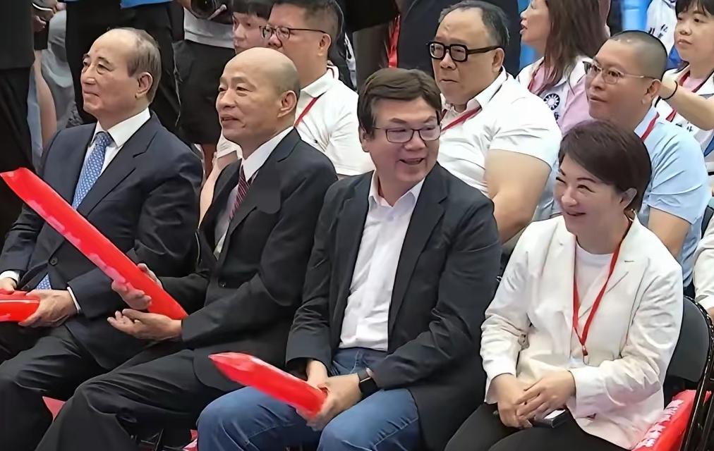 侯友宜就是在搞事情啊，国民党全代会都开始了很久也不到场，甚至郑丽文颁奖时也是由新