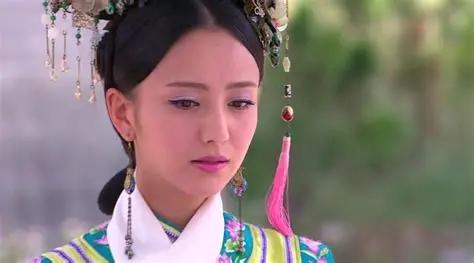 公元1760年，一个27岁的维吾尔族女人走进紫禁城，而龙椅上坐着的那个男人已经5